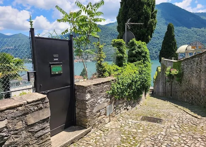 La Gabbianella A Moltrasio, Villa